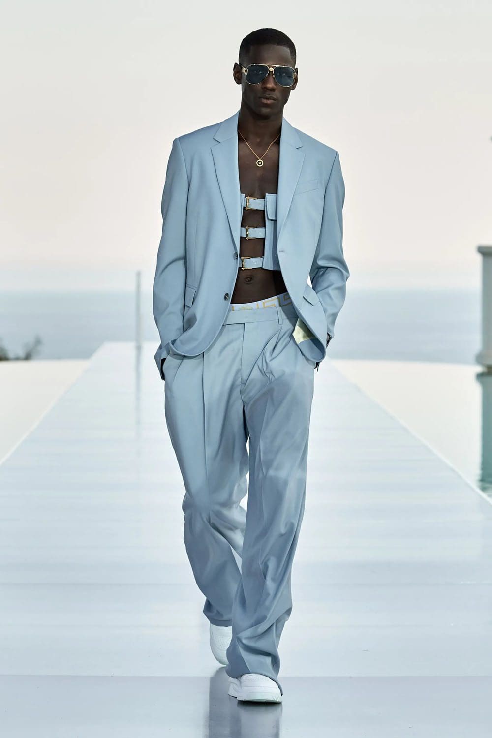 Crucero Versace La Vacanza 2024 Complejo turístico Cannes Runway Revista (14)