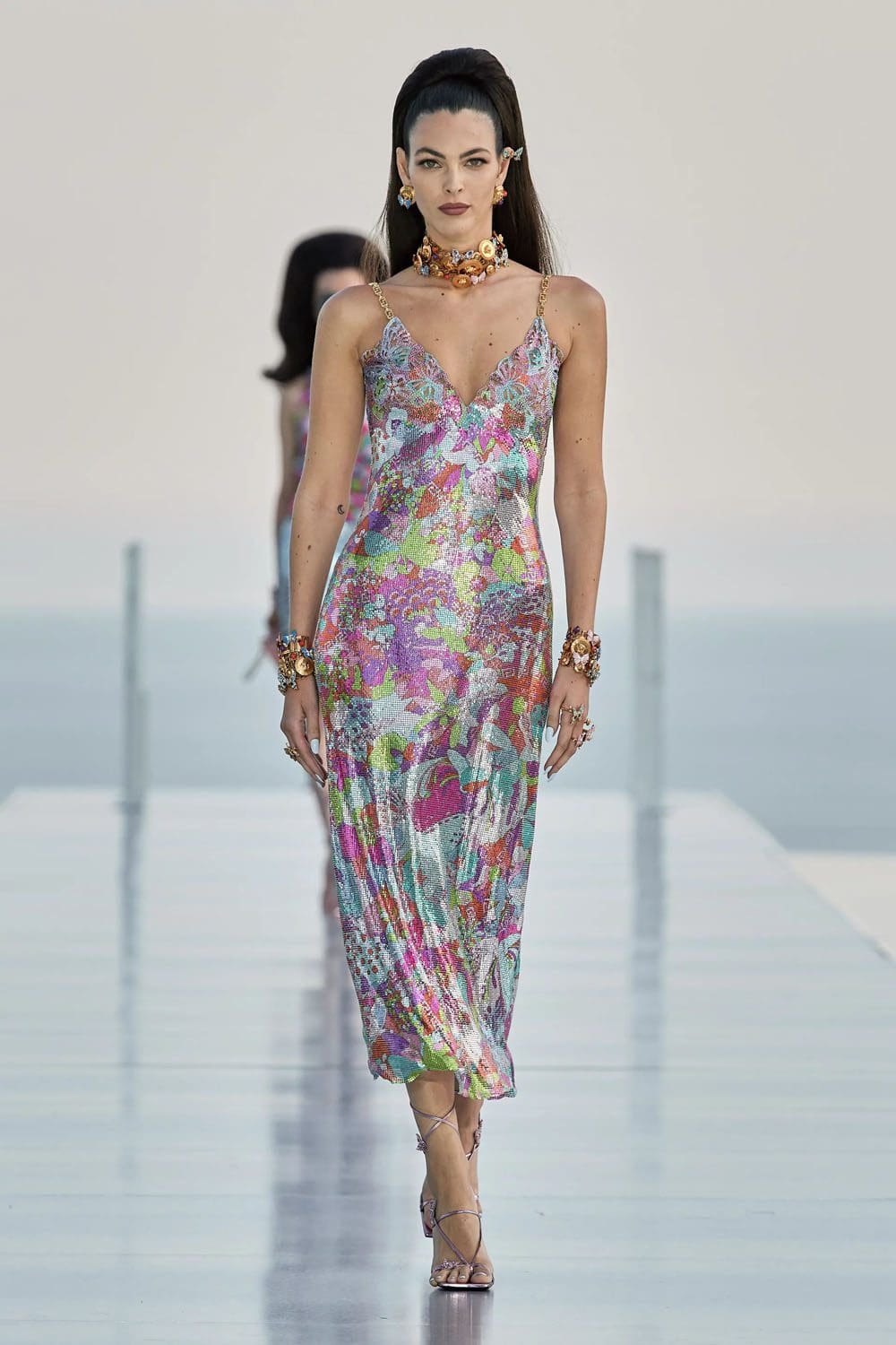 Crucero Versace La Vacanza 2024 Complejo turístico Cannes Runway Revista (17)