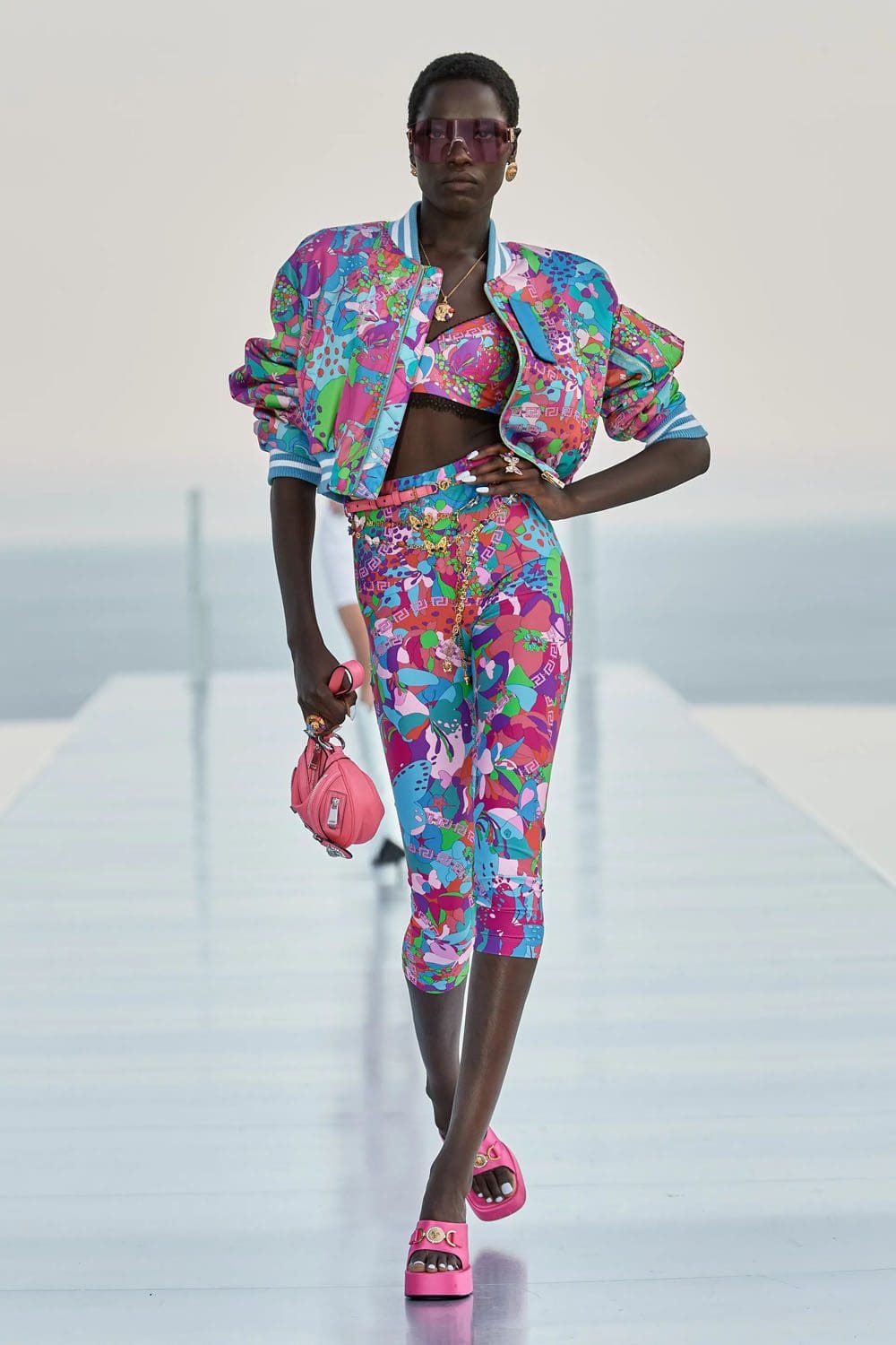 Crucero Versace La Vacanza 2024 Complejo turístico Cannes Runway Revista (19)
