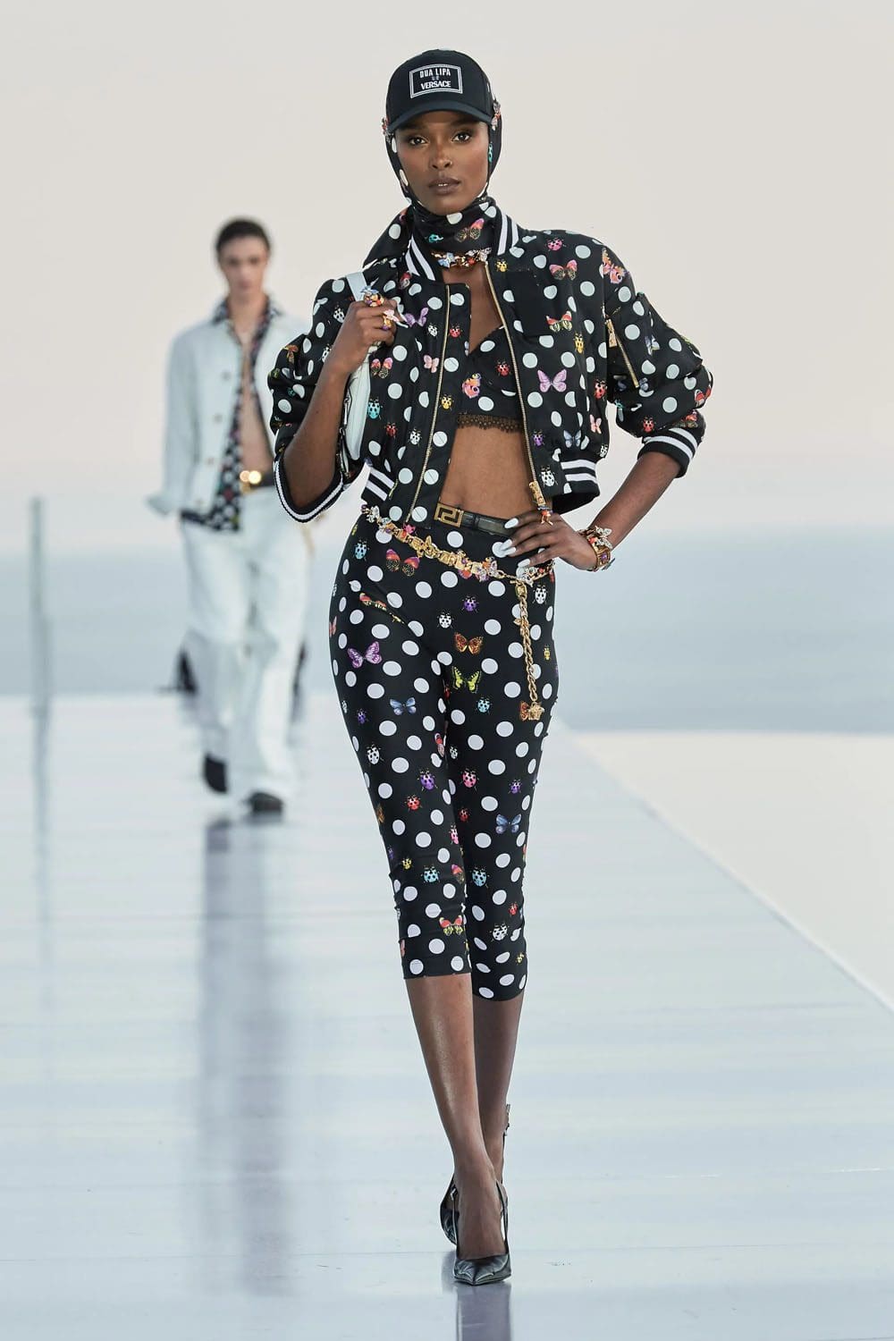 Crucero Versace La Vacanza 2024 Complejo turístico Cannes Runway Revista (21)