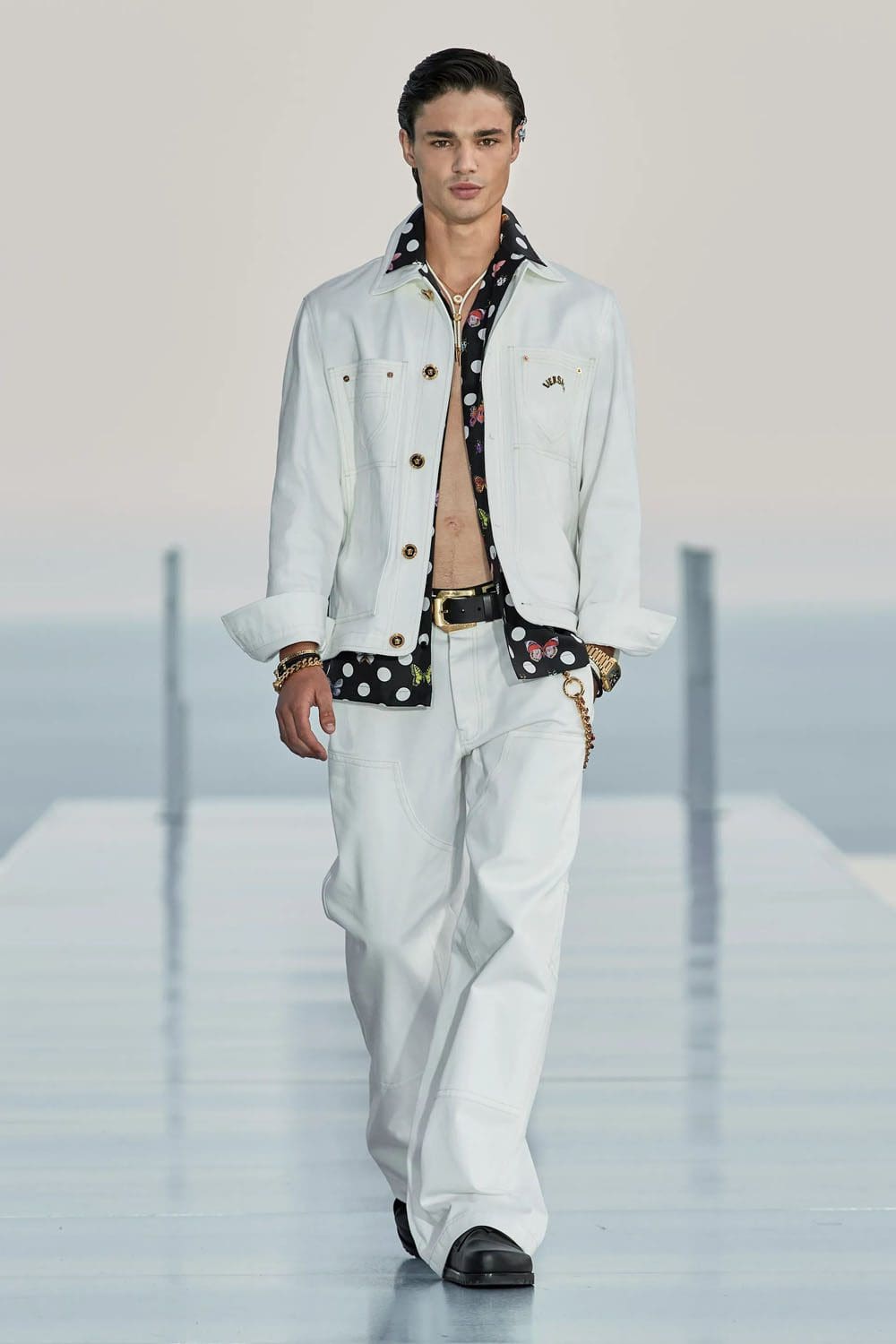 Crucero Versace La Vacanza 2024 Complejo turístico Cannes Runway Revista (22)