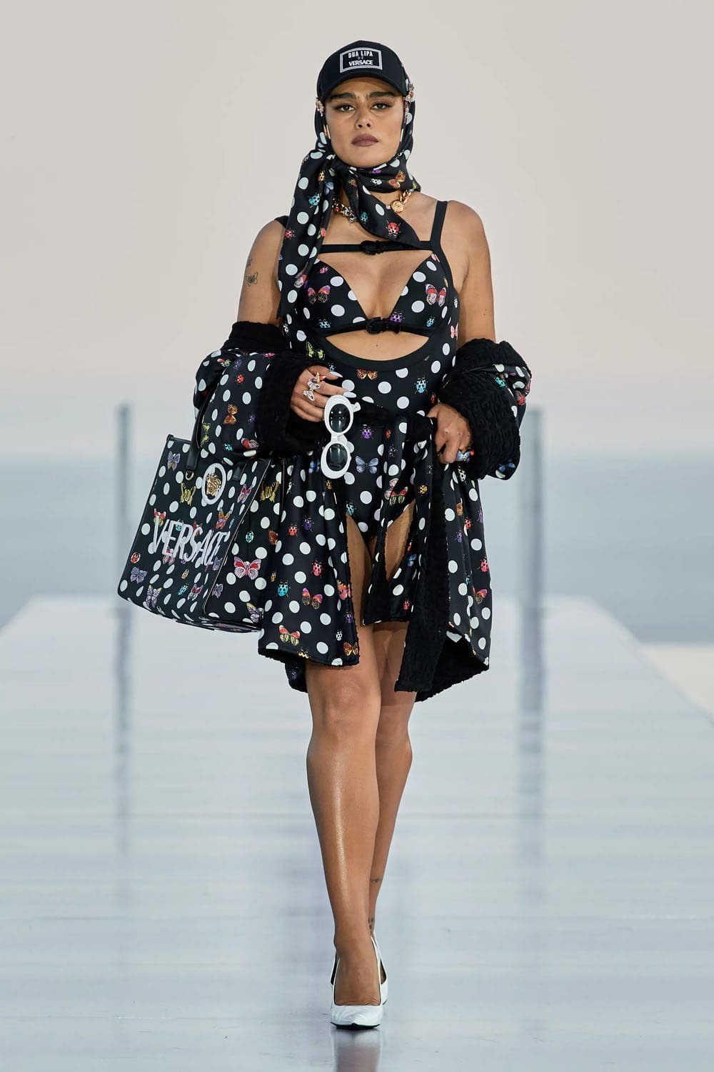 Crucero Versace La Vacanza 2024 Complejo turístico Cannes Runway Revista (23)