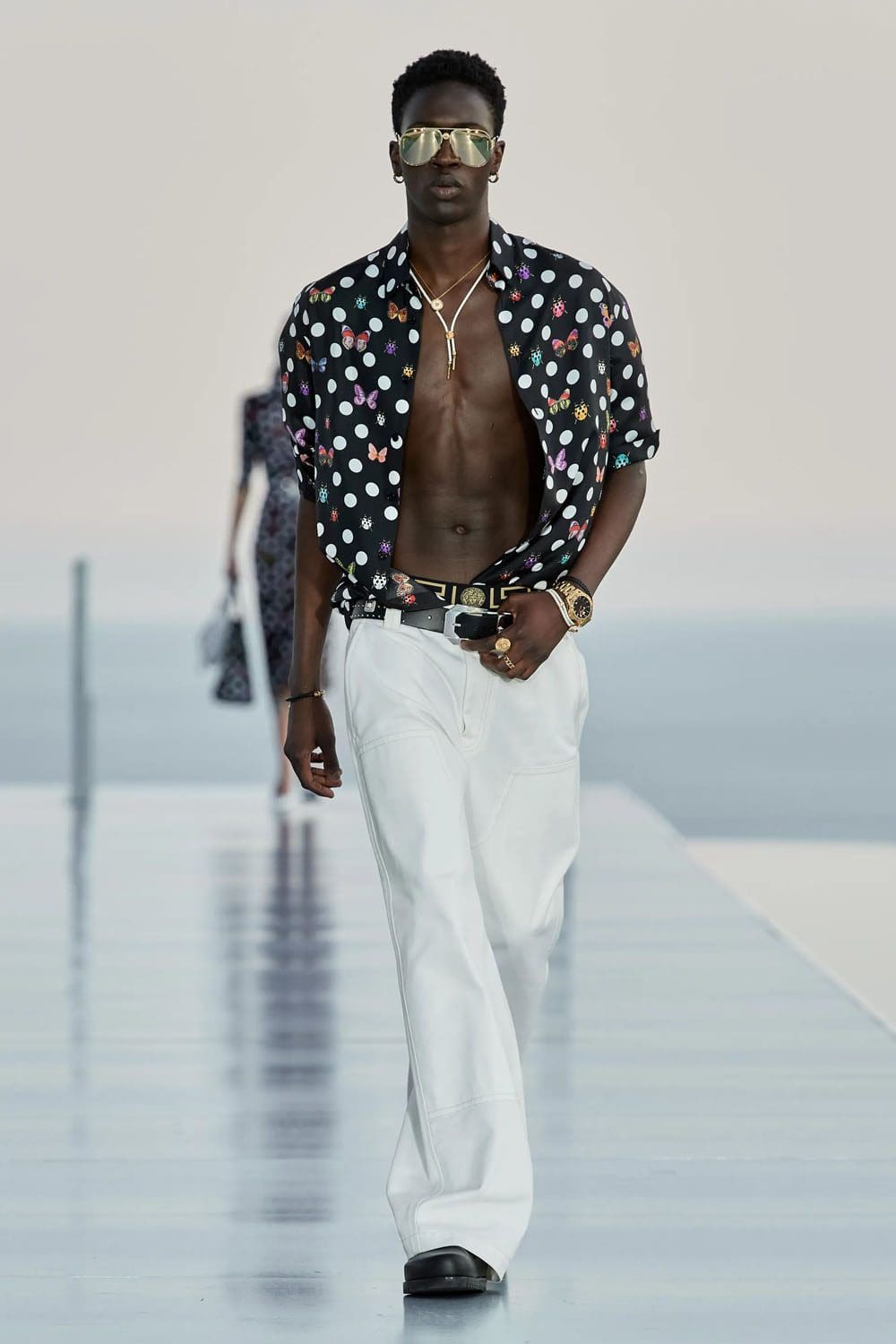 Crucero Versace La Vacanza 2024 Complejo turístico Cannes Runway Revista (25)