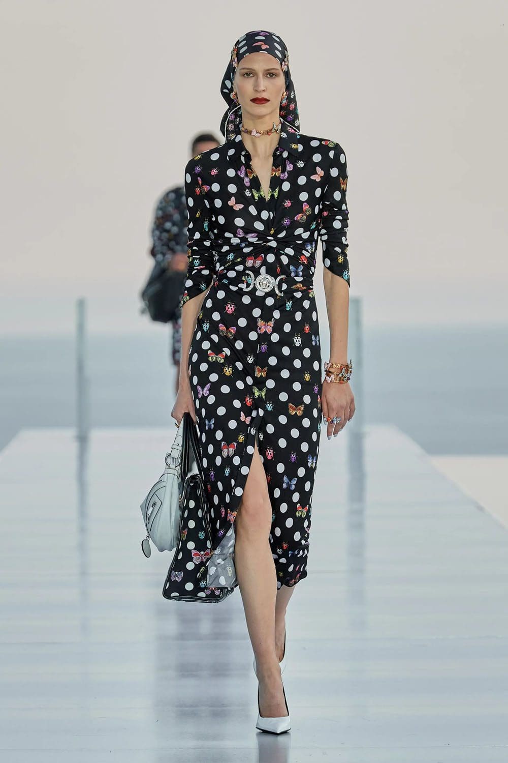 Crucero Versace La Vacanza 2024 Complejo turístico Cannes Runway Revista (26)