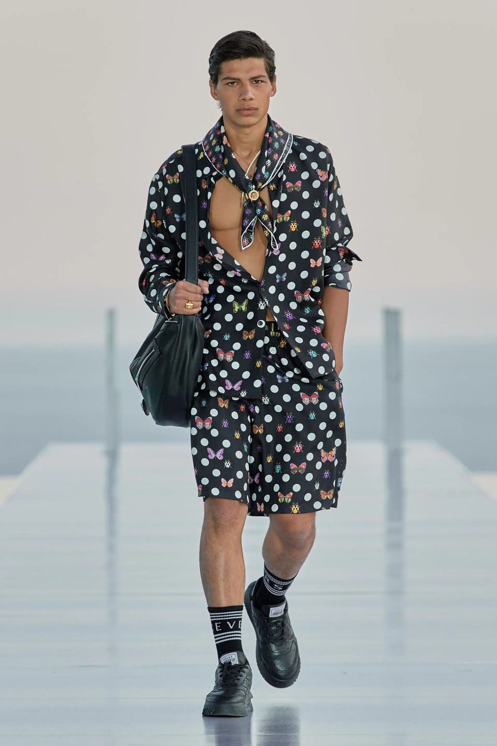Crucero Versace La Vacanza 2024 Complejo turístico Cannes Runway Revista (27)
