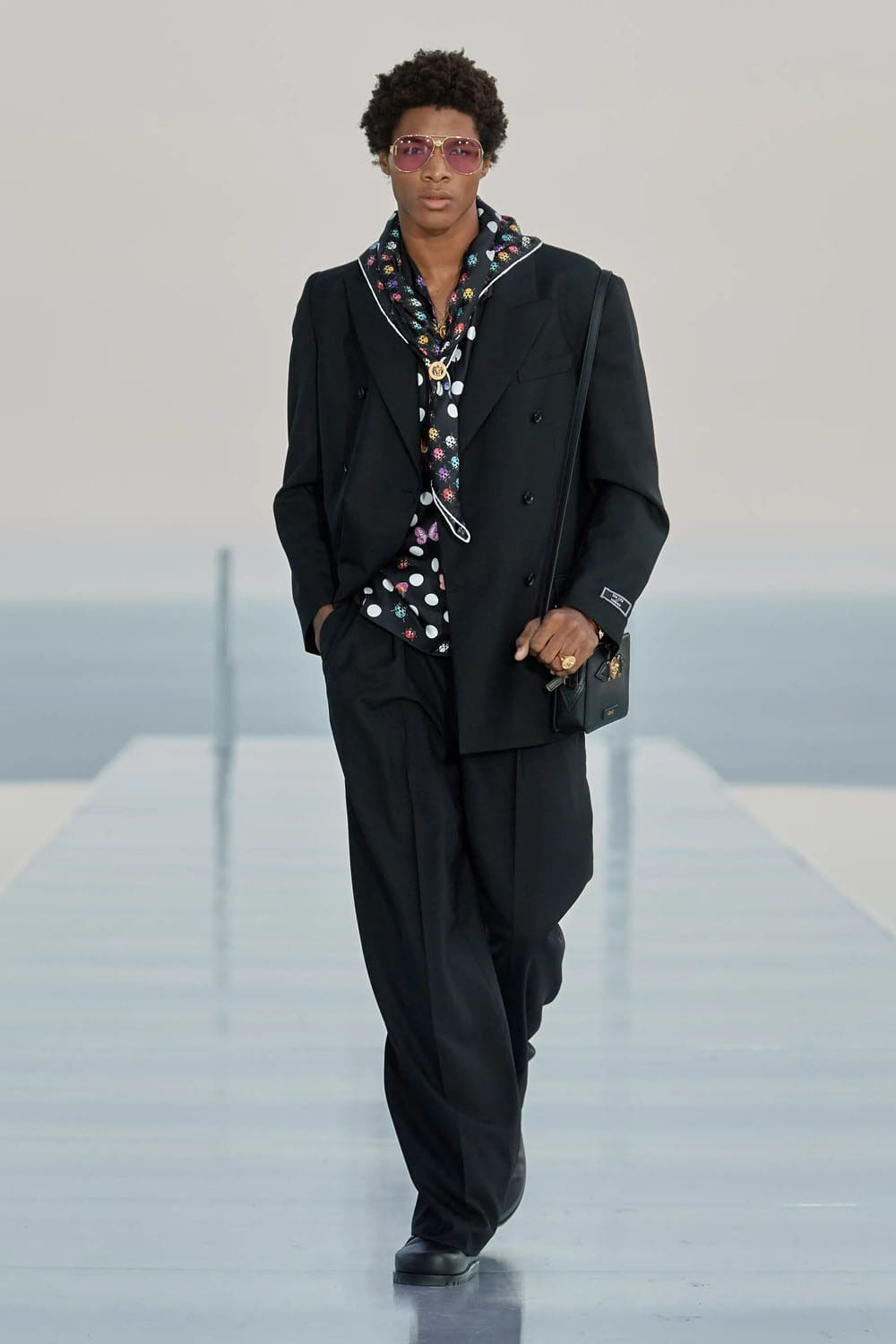Crucero Versace La Vacanza 2024 Complejo turístico Cannes Runway Revista (29)