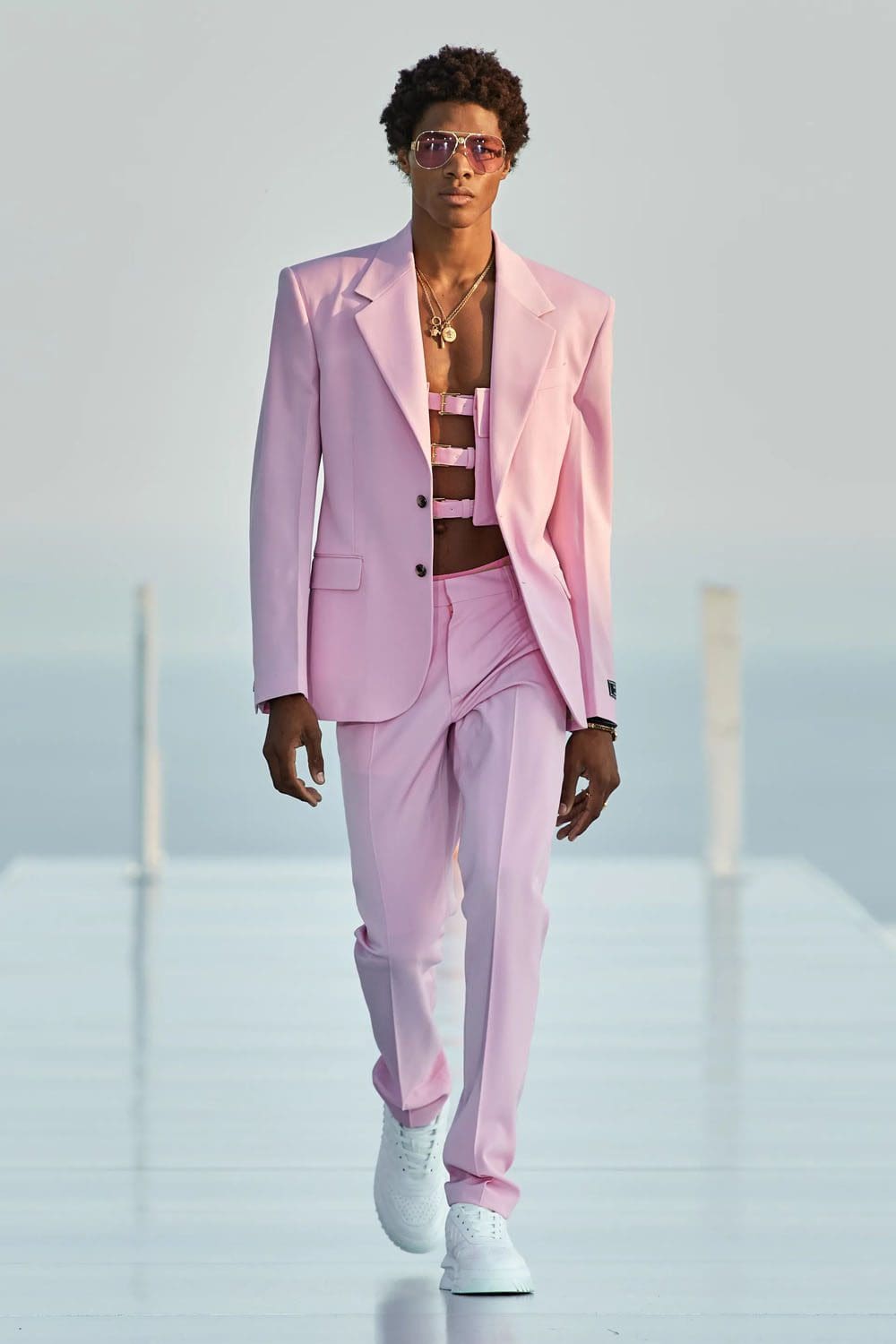 Crucero Versace La Vacanza 2024 Complejo turístico Cannes Runway Revista (3)