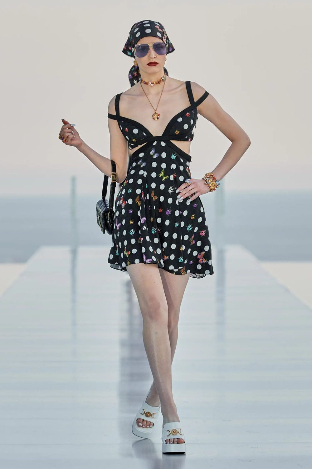 Crucero Versace La Vacanza 2024 Complejo turístico Cannes Runway Revista (30)