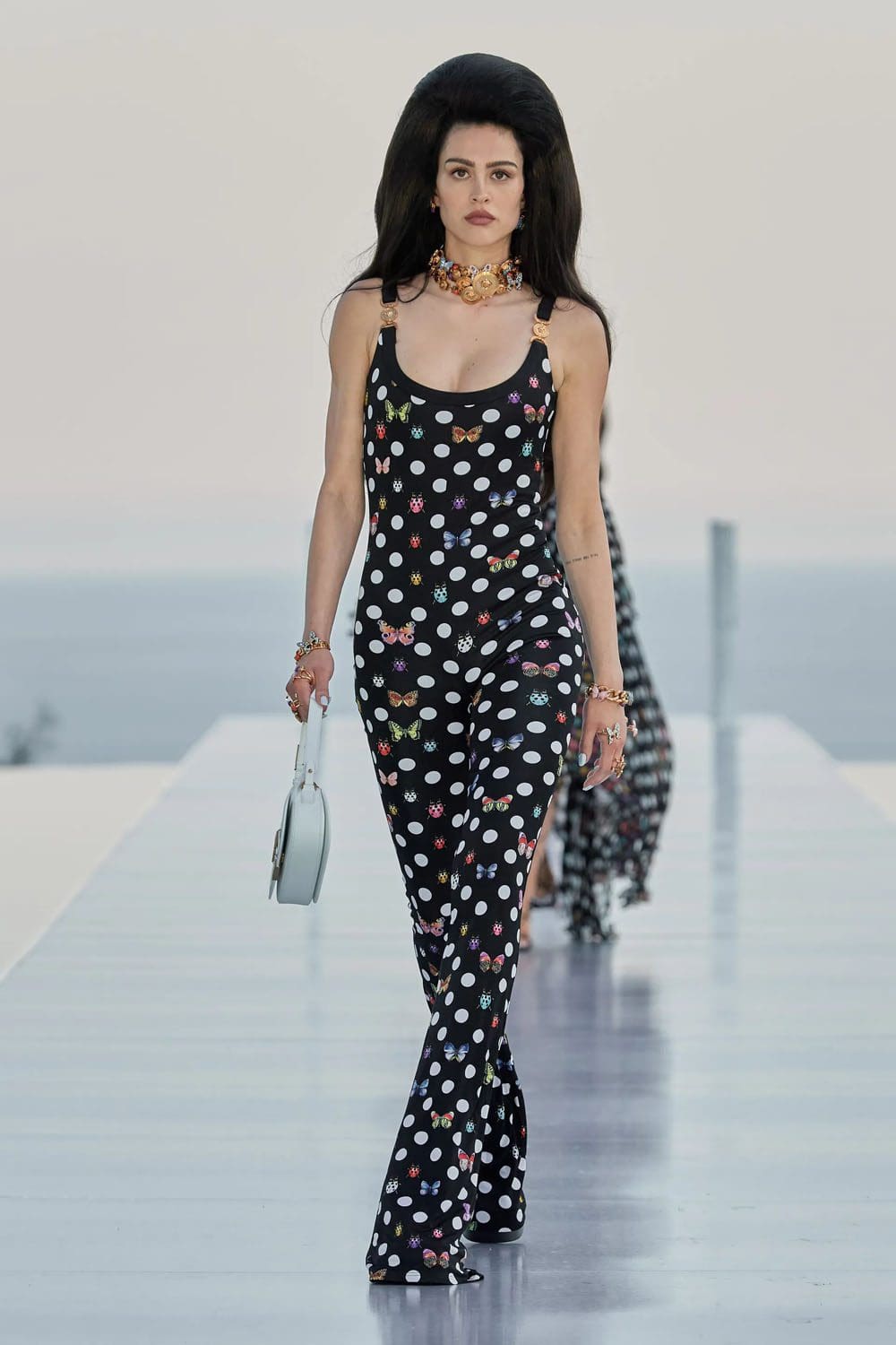 Crucero Versace La Vacanza 2024 Complejo turístico Cannes Runway Revista (32)