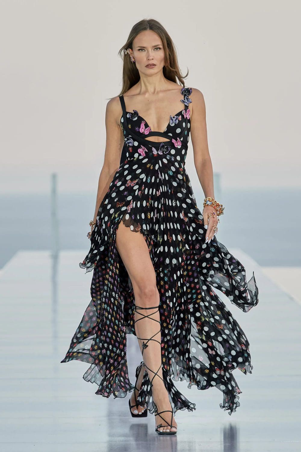 Crucero Versace La Vacanza 2024 Complejo turístico Cannes Runway Revista (33)