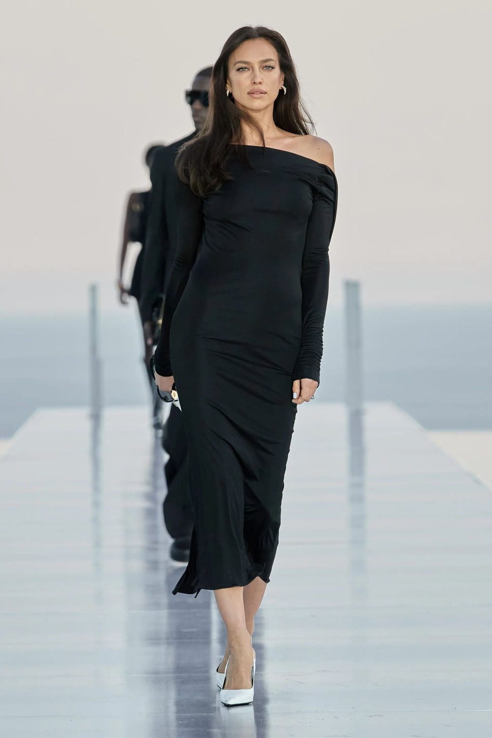 Crucero Versace La Vacanza 2024 Complejo turístico Cannes Runway Revista (36)