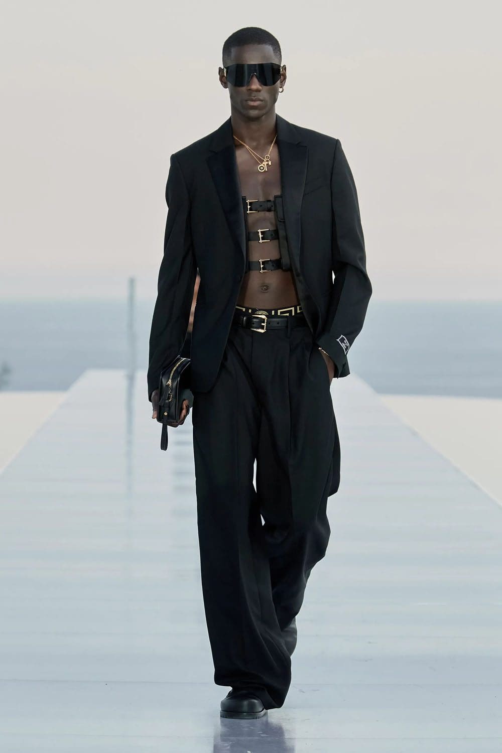 Crucero Versace La Vacanza 2024 Complejo turístico Cannes Runway Revista (37)