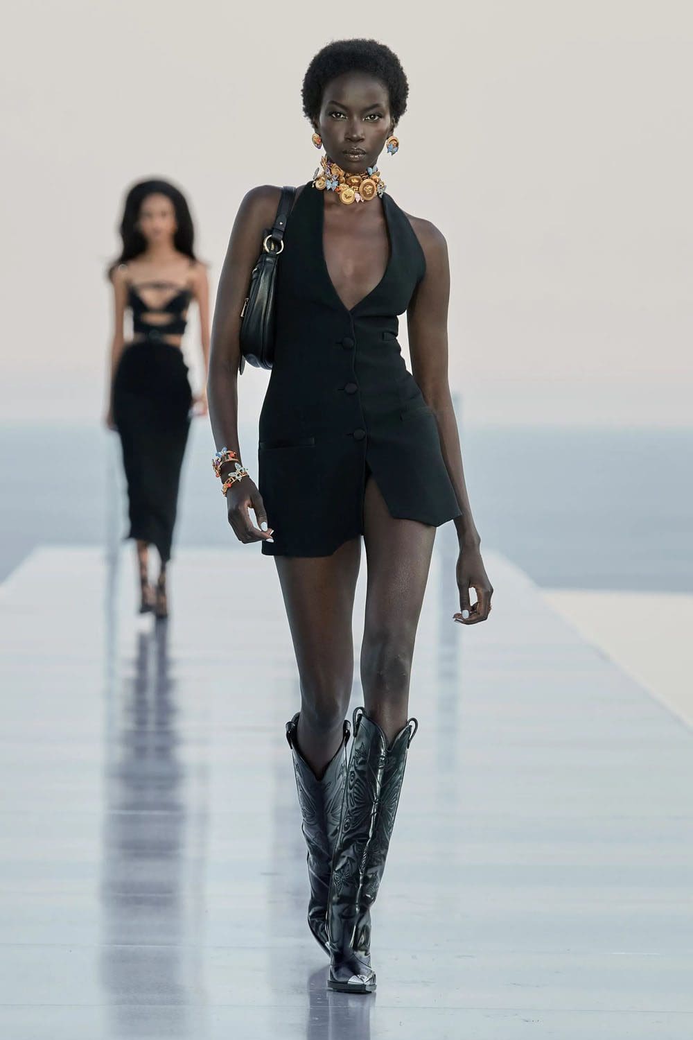 Crucero Versace La Vacanza 2024 Complejo turístico Cannes Runway Revista (38)