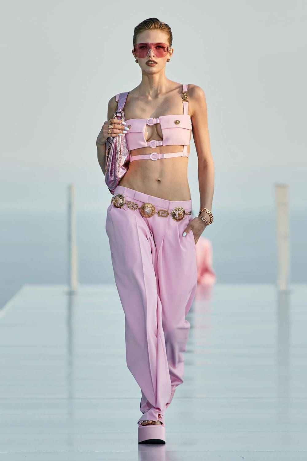 Crucero Versace La Vacanza 2024 Complejo turístico Cannes Runway Revista (4)
