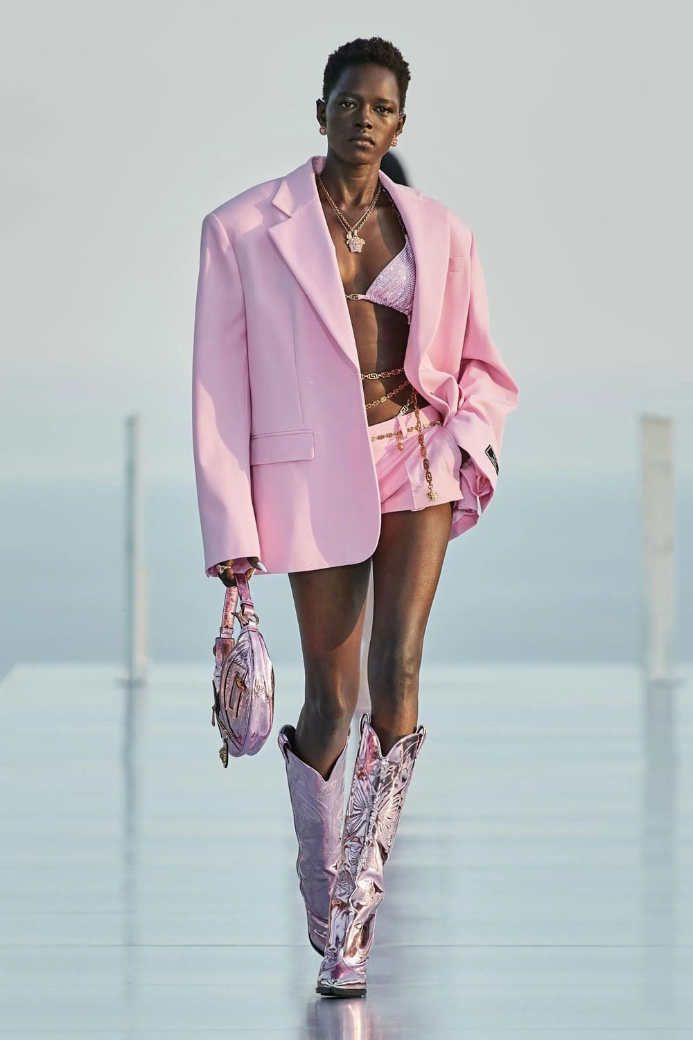 Crucero Versace La Vacanza 2024 Complejo turístico Cannes Runway Revista (5)