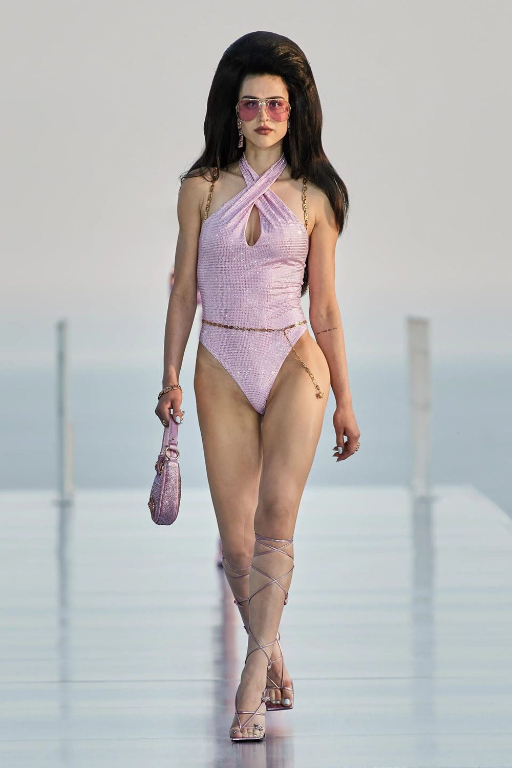 Crucero Versace La Vacanza 2024 Complejo turístico Cannes Runway Revista (6)