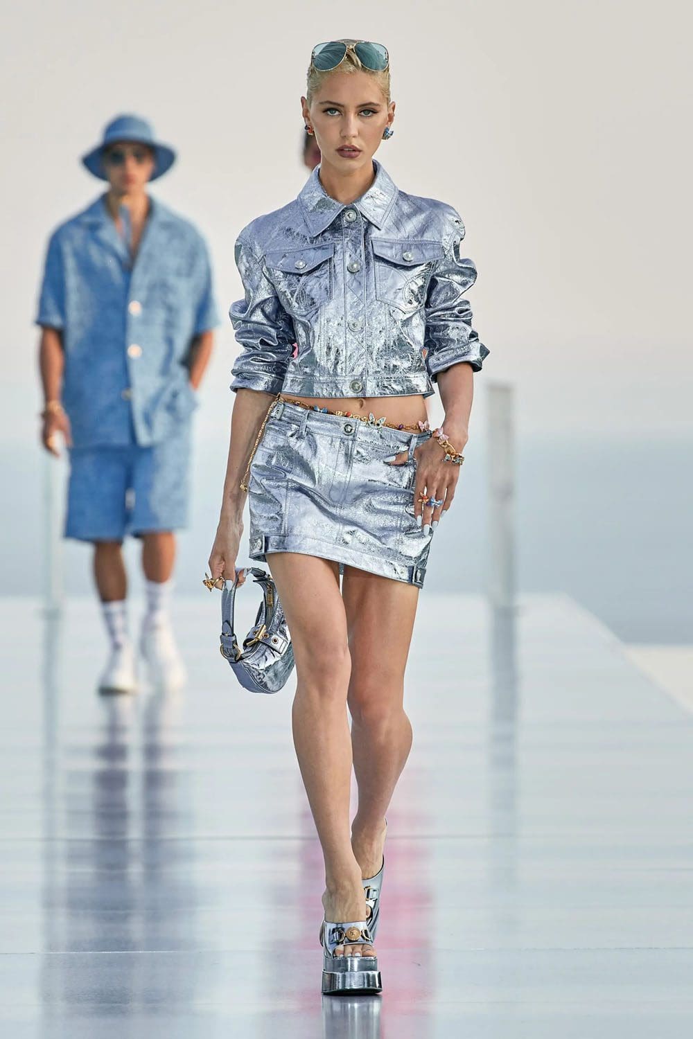 Crucero Versace La Vacanza 2024 Complejo turístico Cannes Runway Revista (8)