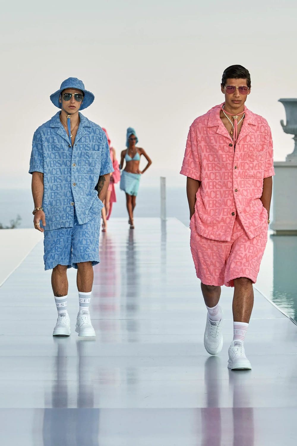 Crucero Versace La Vacanza 2024 Complejo turístico Cannes Runway Revista (9)