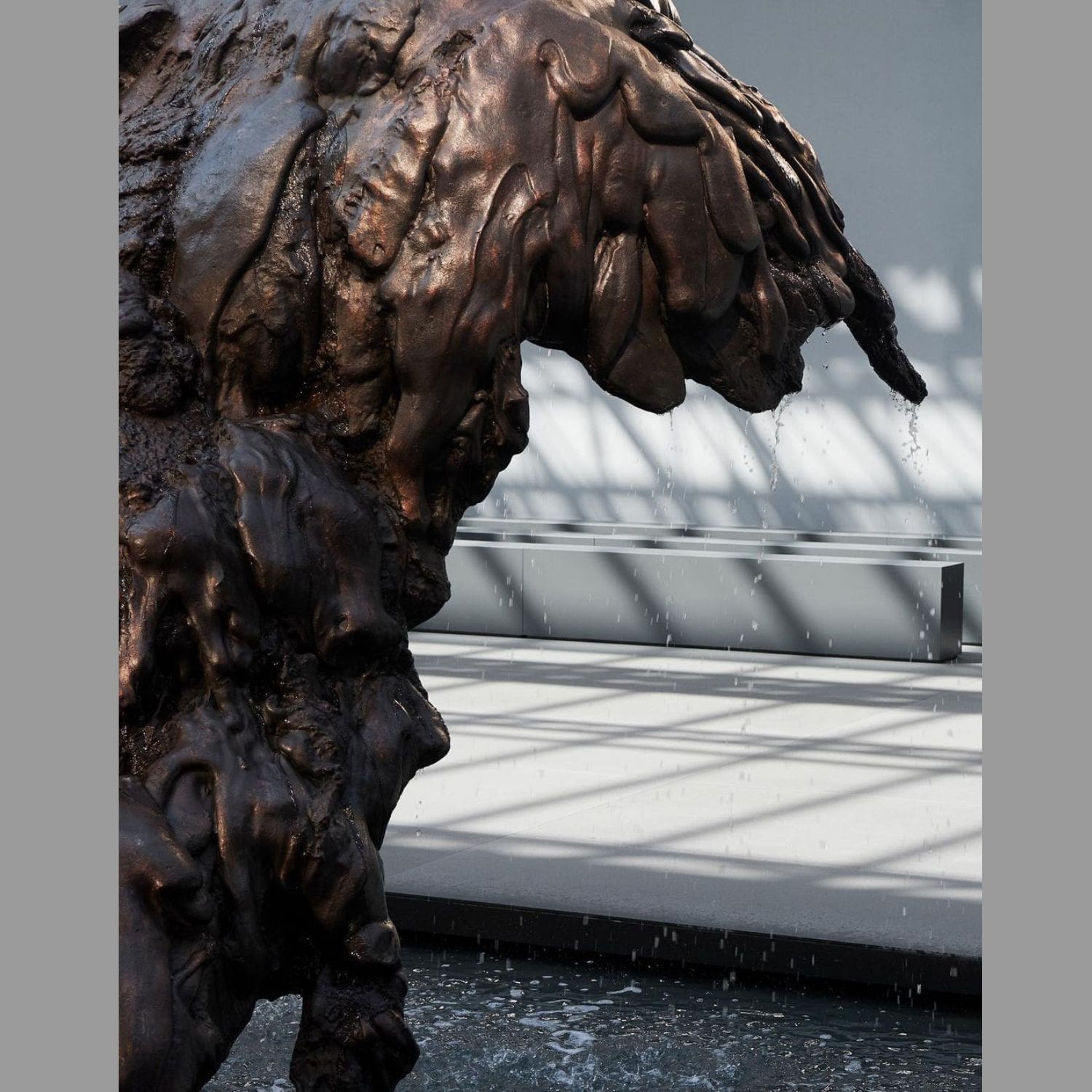 4 Sculpture d'eau par Lynda Benglis pour Loewe Printemps Été 2024 Runway Magazine