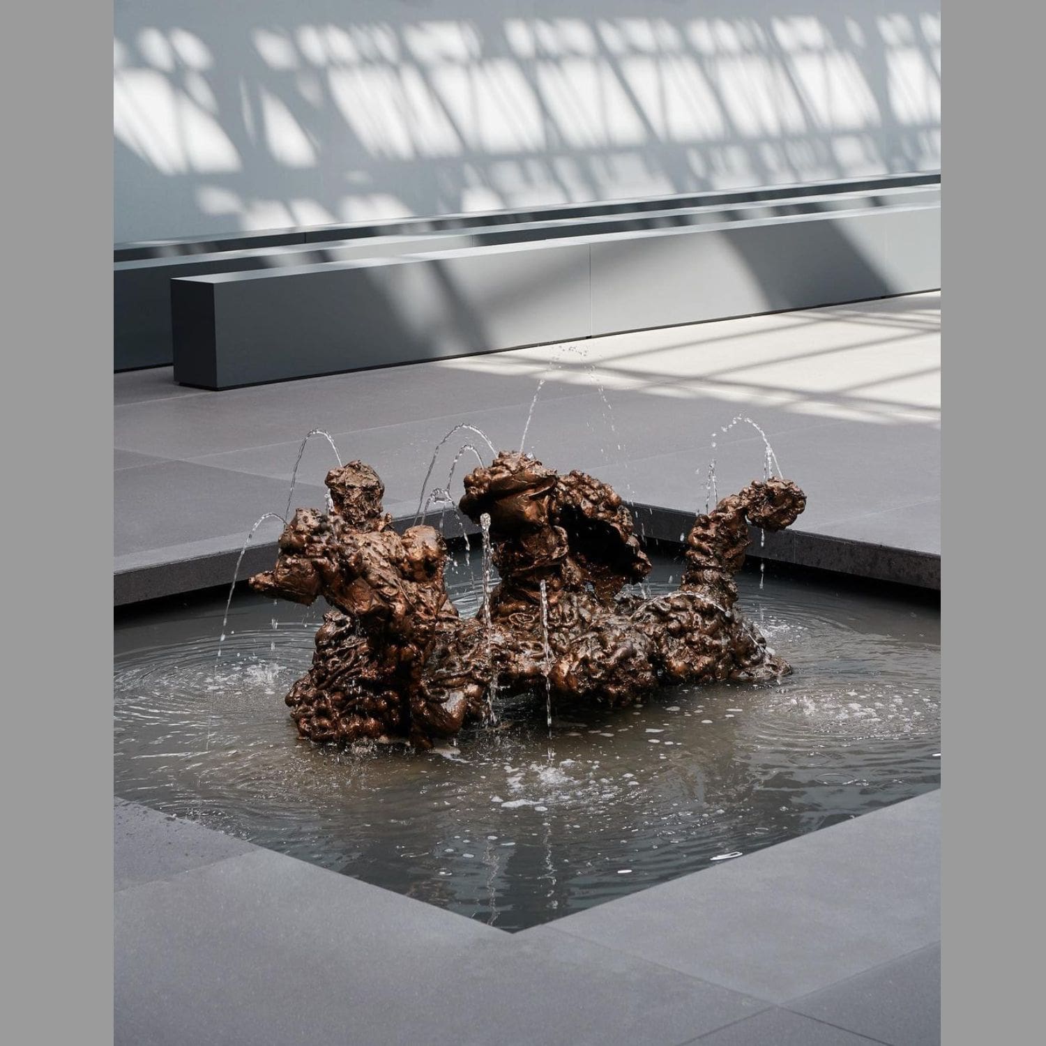 5 Sculpture d'eau par Lynda Benglis pour Loewe Printemps Été 2024 Runway Magazine