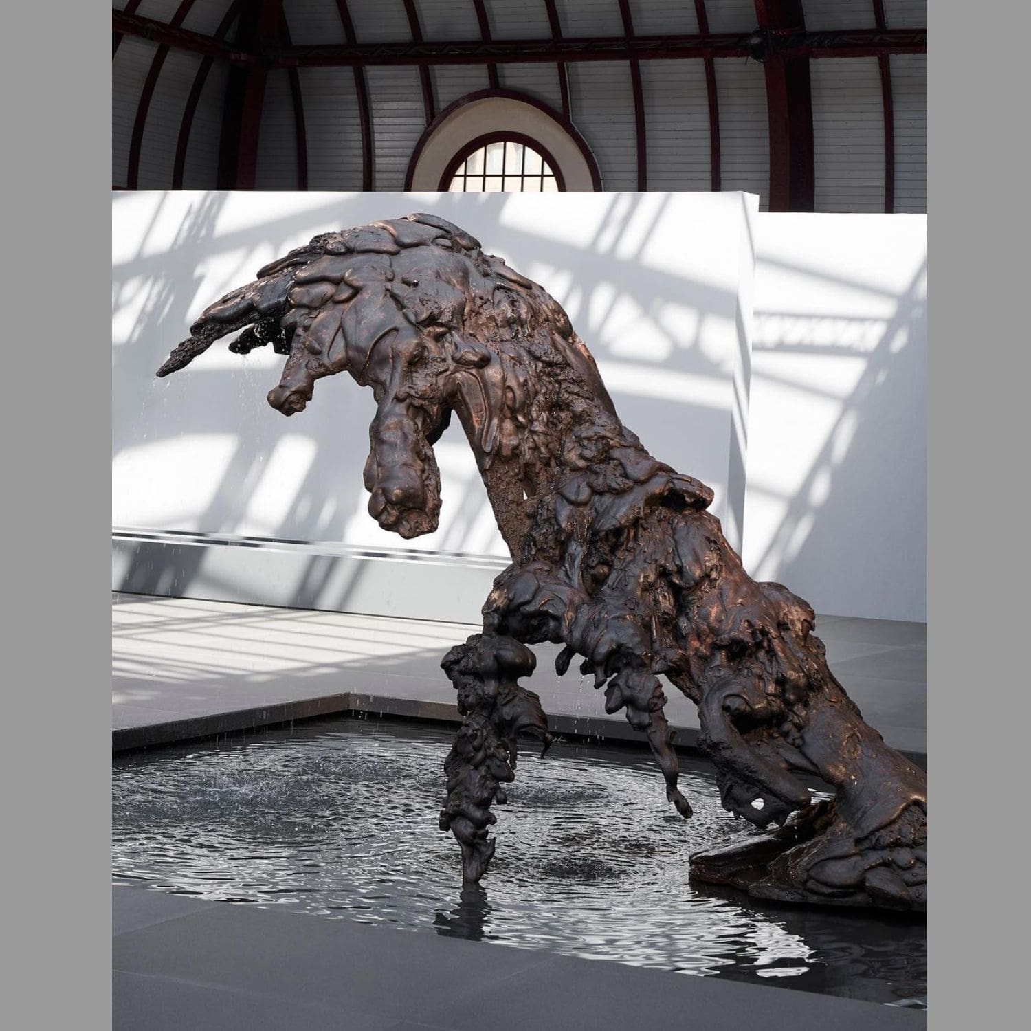 6 Sculpture d'eau par Lynda Benglis pour Loewe Printemps Été 2024 Runway Magazine