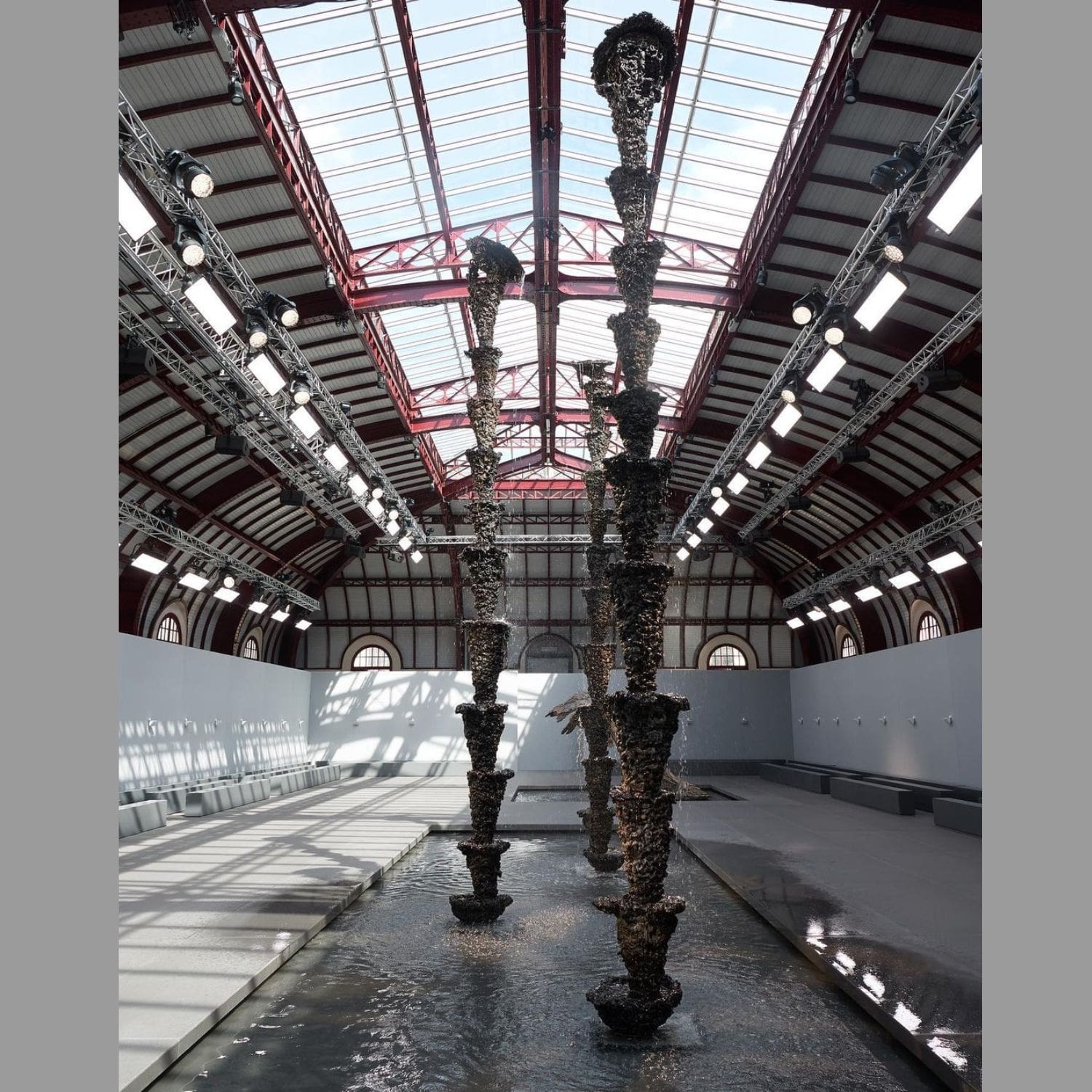 7 Sculpture d'eau par Lynda Benglis pour Loewe Printemps Été 2024 Runway Magazine