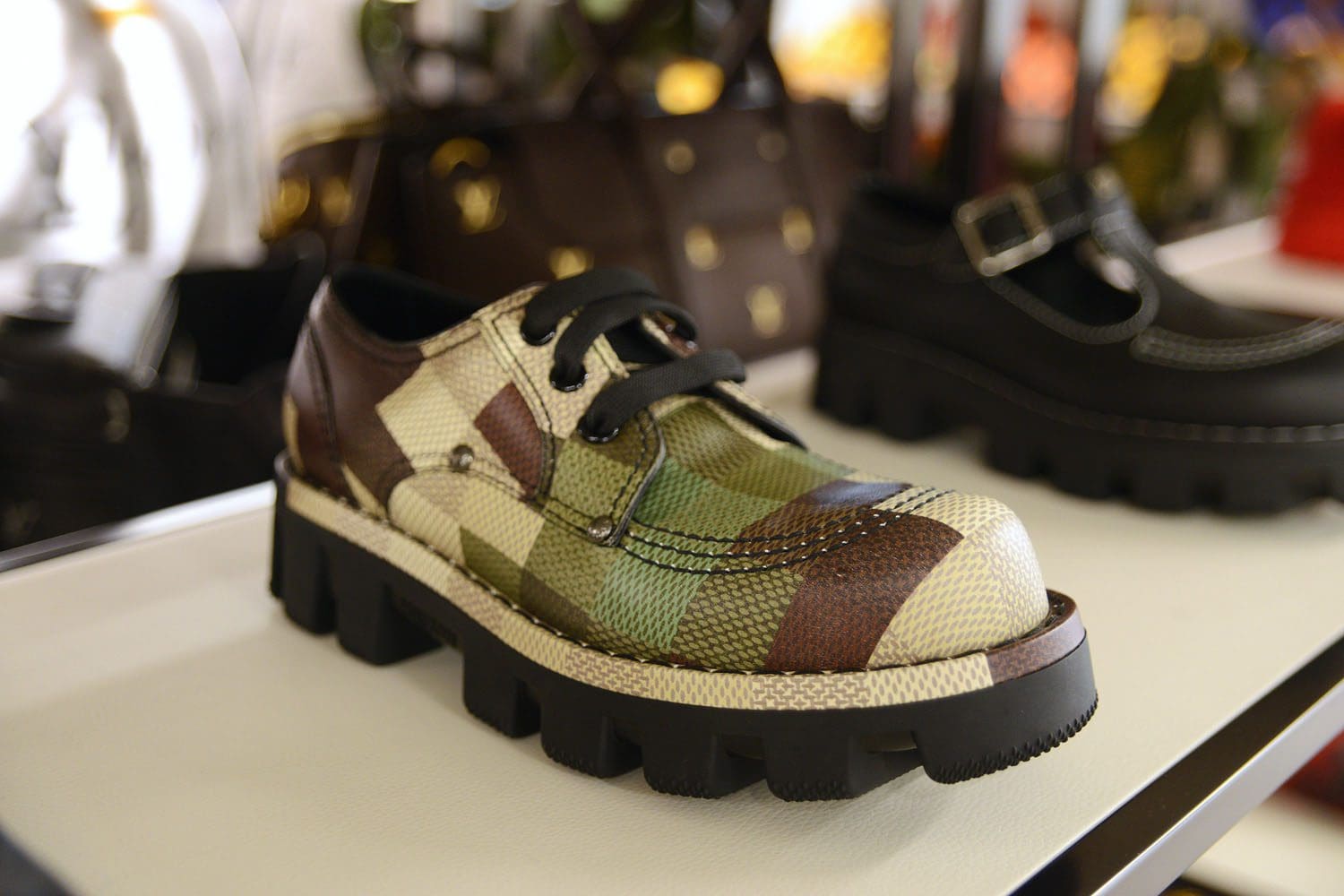 Details und Set von Louis Vuitton von Pharrell Williams Runway Magazin (1)