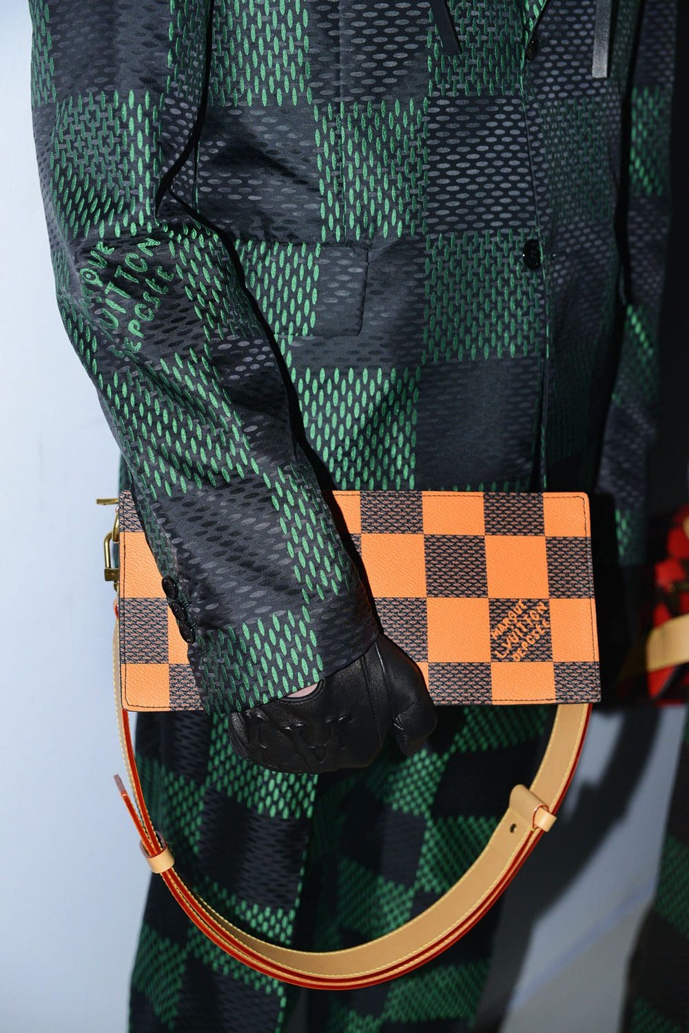 Louis Vuitton por Pharrell Williams Detalhes e conjunto Runway Revista (10)