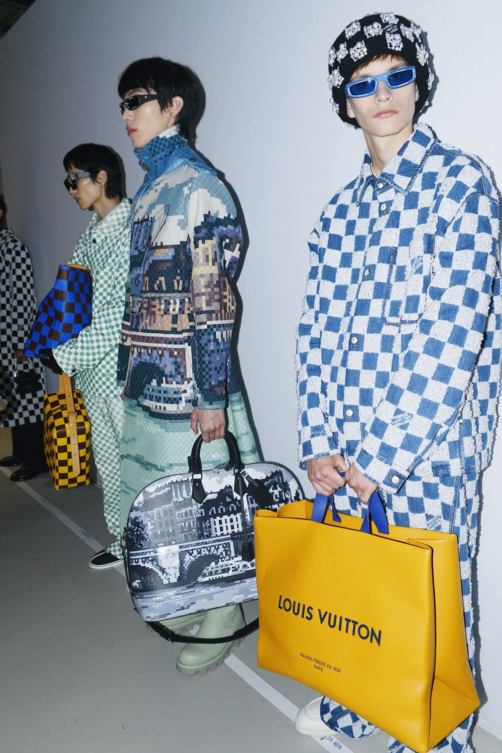 Details und Set von Louis Vuitton von Pharrell Williams Runway Magazin (14)