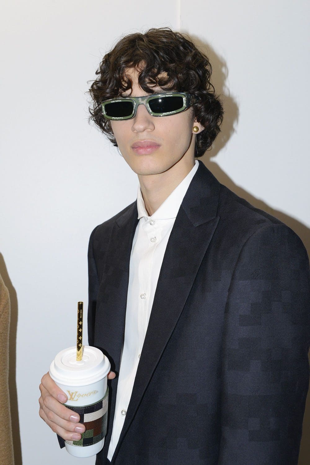 Details und Set von Louis Vuitton von Pharrell Williams Runway Magazin (16)