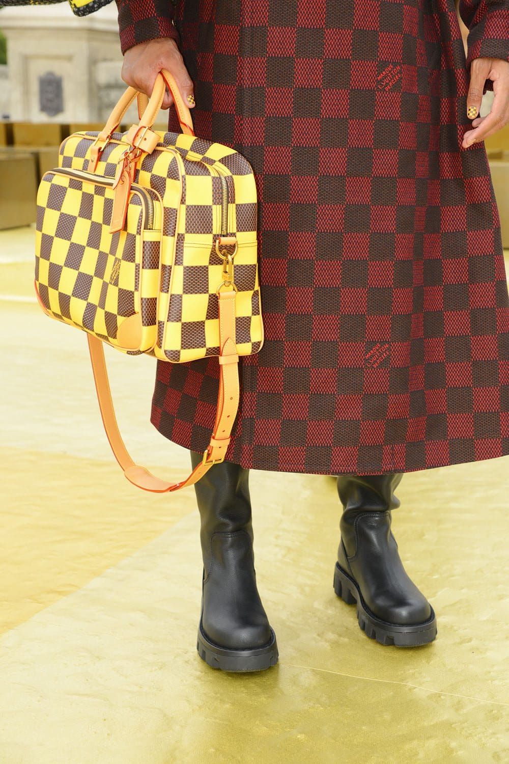 Details und Set von Louis Vuitton von Pharrell Williams Runway Magazin (18)