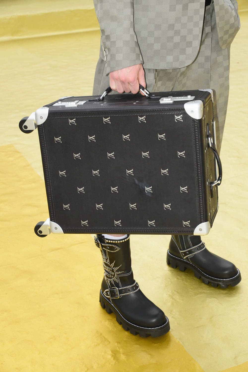 Details und Set von Louis Vuitton von Pharrell Williams Runway Magazin (20)