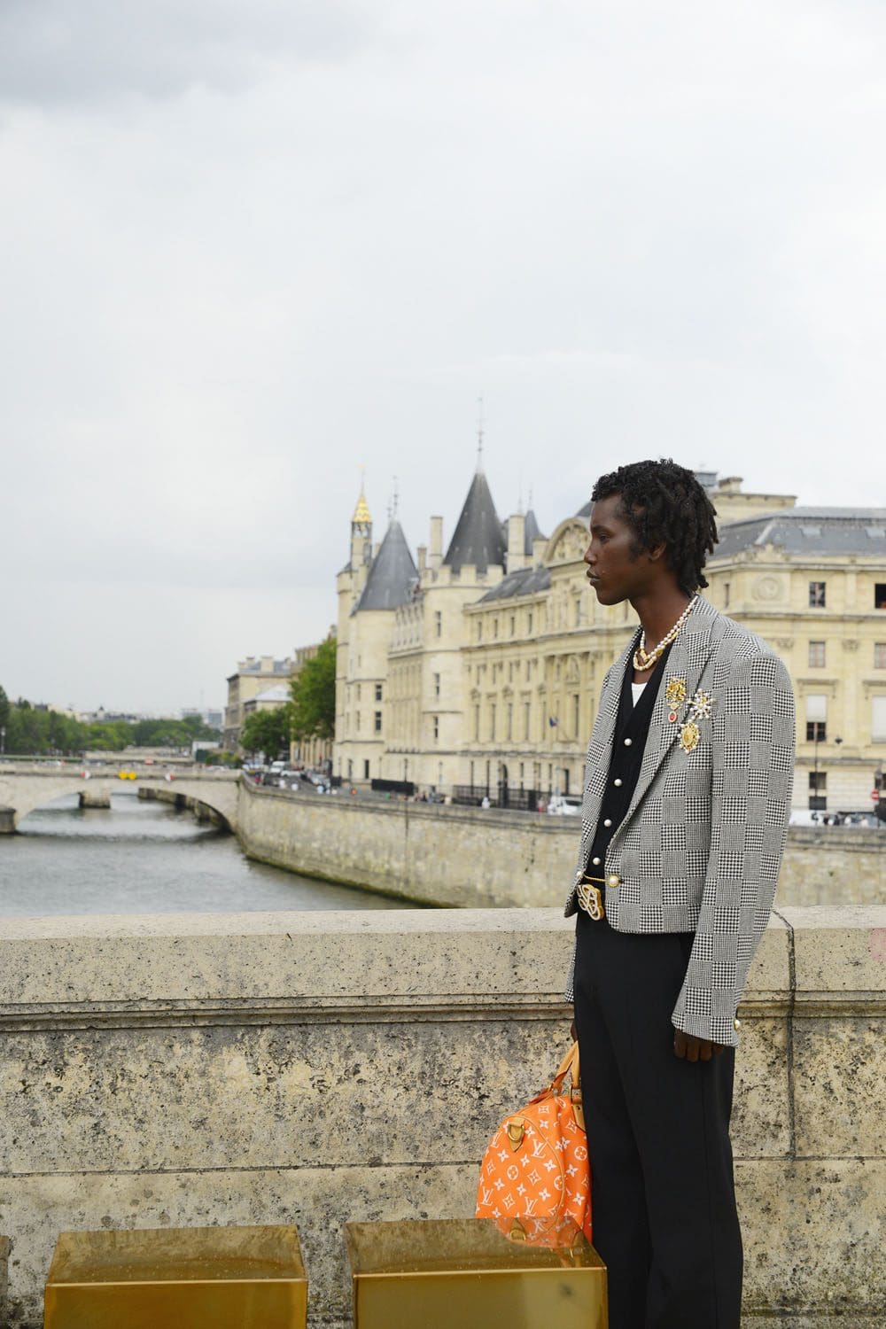 Details und Set von Louis Vuitton von Pharrell Williams Runway Magazin (22)
