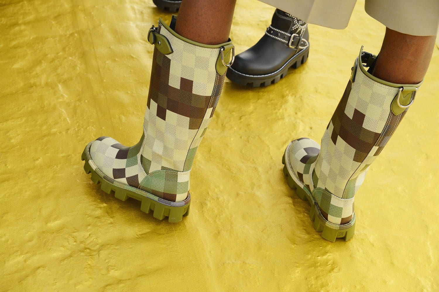 Details und Set von Louis Vuitton von Pharrell Williams Runway Magazin (23)