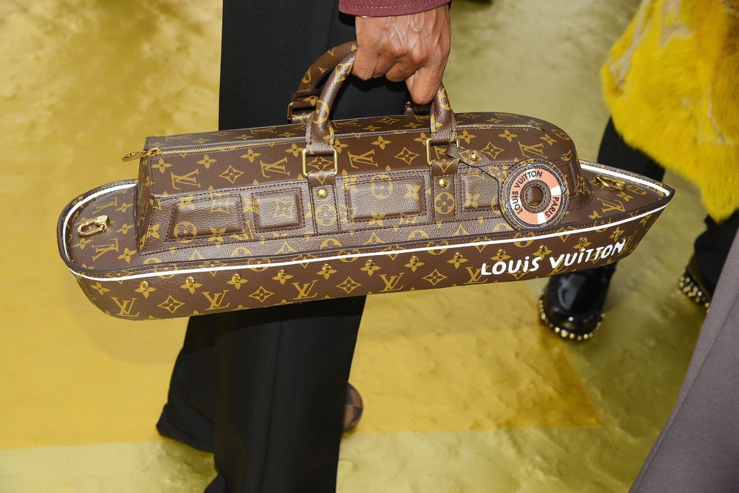 Details und Set von Louis Vuitton von Pharrell Williams Runway Magazin (24)