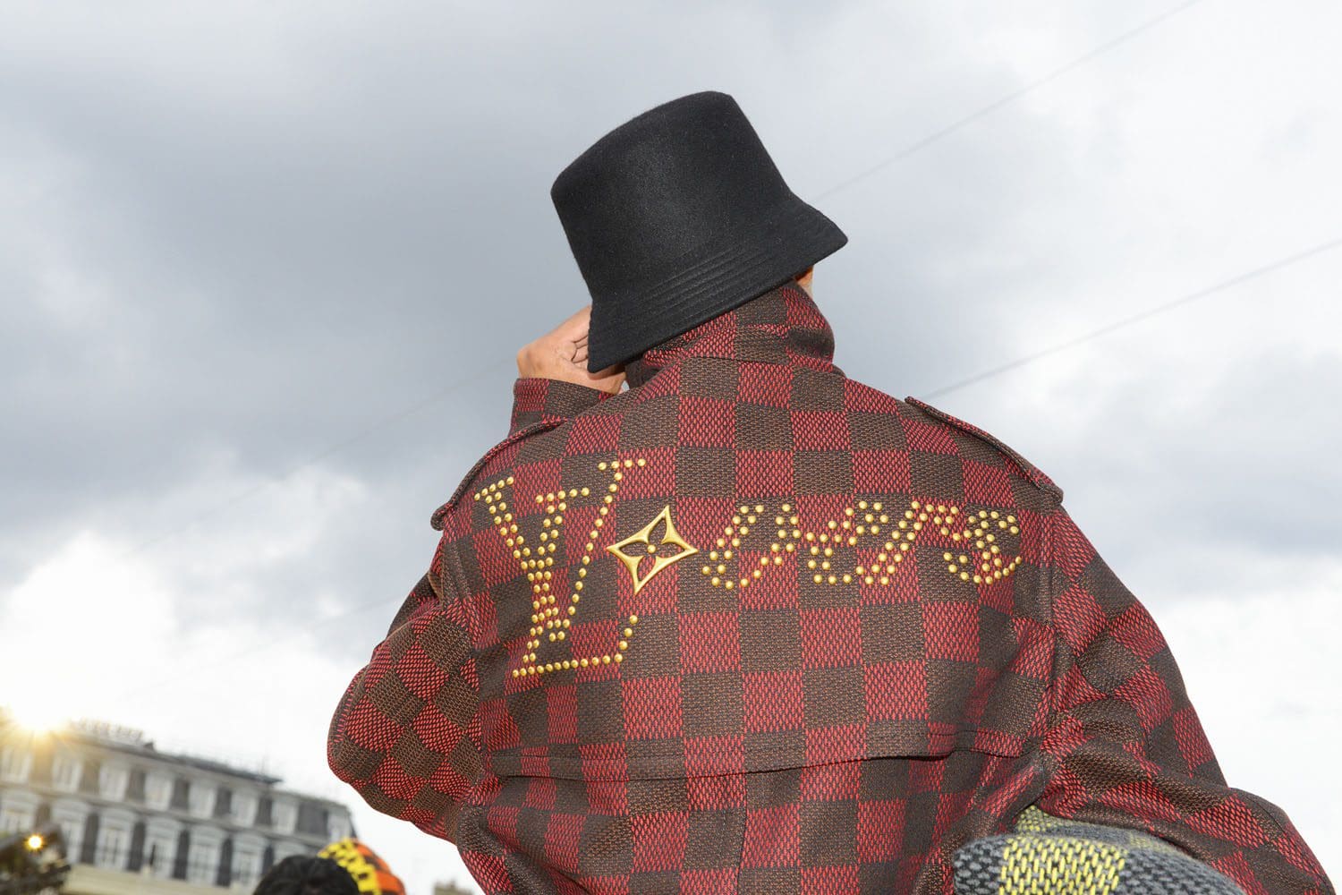 Details und Set von Louis Vuitton von Pharrell Williams Runway Magazin (25)
