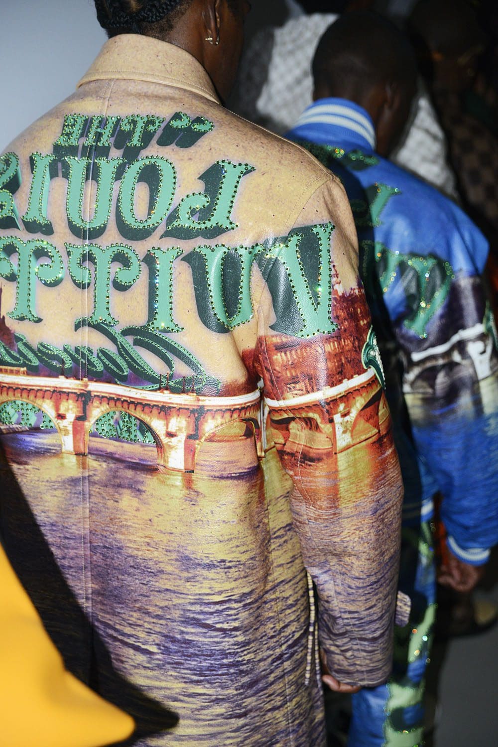 Details und Set von Louis Vuitton von Pharrell Williams Runway Magazin (3)