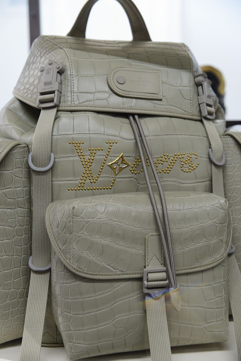 Details und Set von Louis Vuitton von Pharrell Williams Runway Magazin (30)