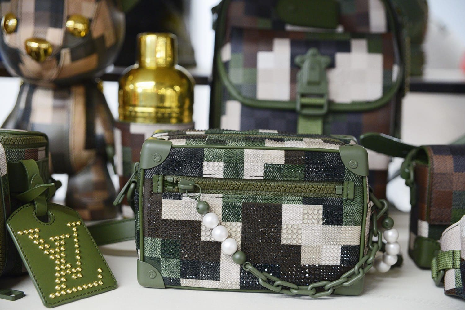 Details und Set von Louis Vuitton von Pharrell Williams Runway Magazin (32)