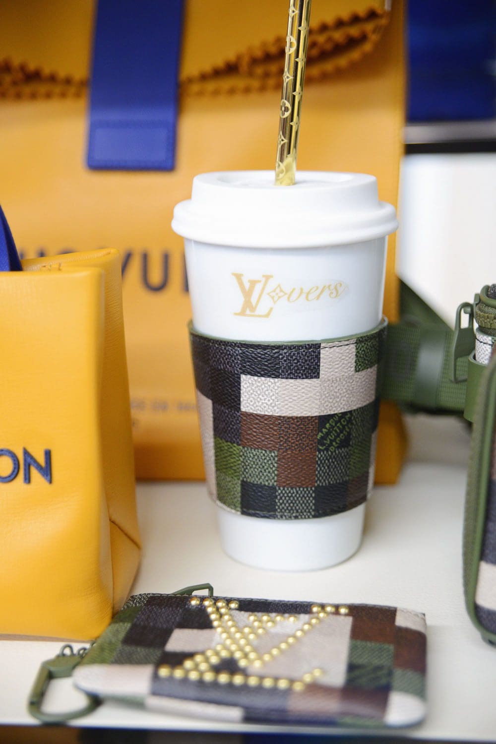Details und Set von Louis Vuitton von Pharrell Williams Runway Magazin (33)
