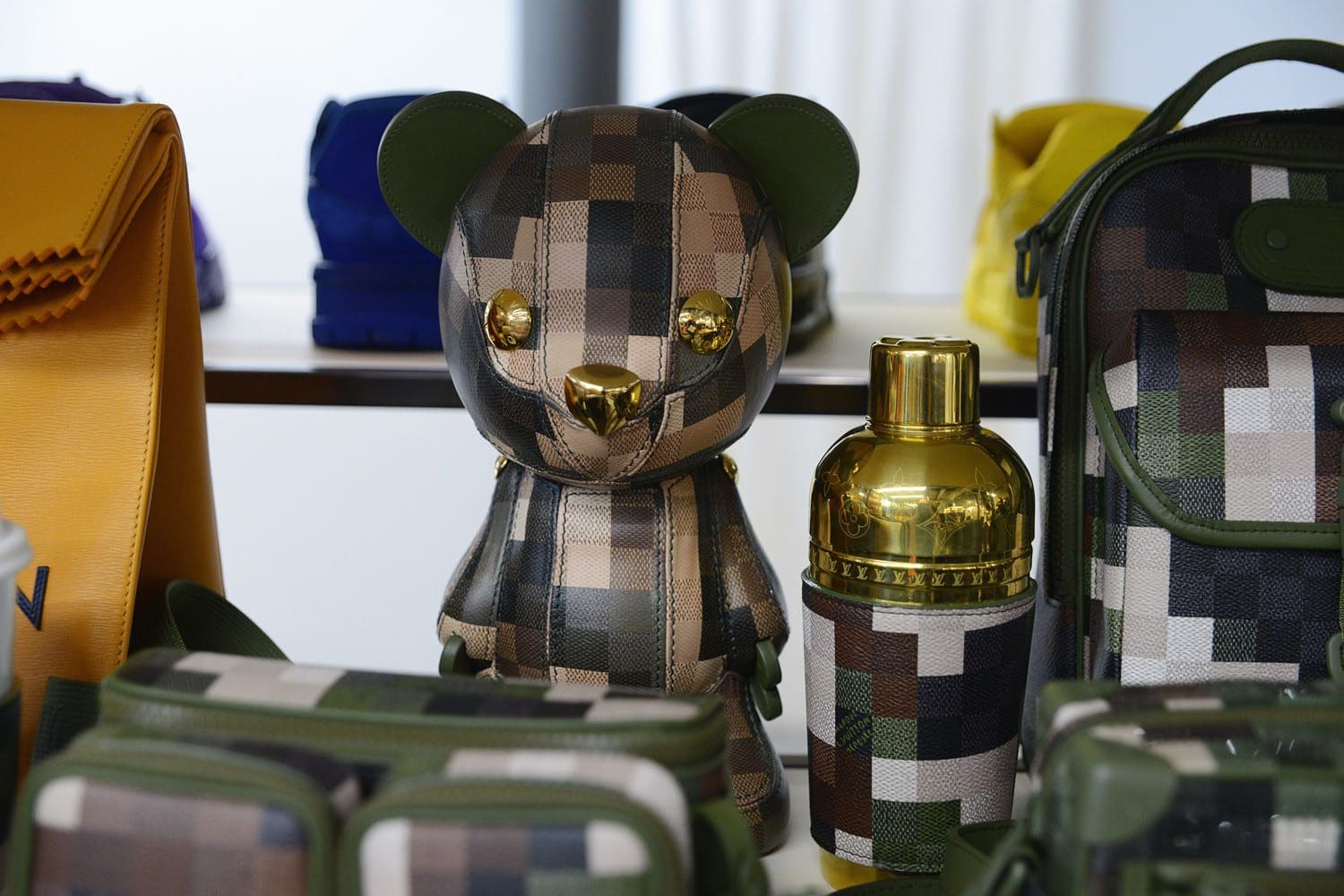 Details und Set von Louis Vuitton von Pharrell Williams Runway Magazin (34)
