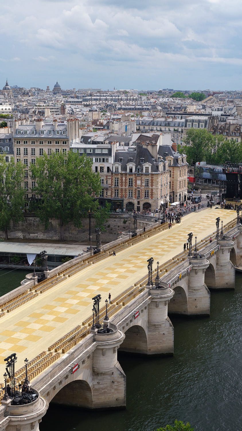 Details und Set von Louis Vuitton von Pharrell Williams Runway Magazin (39)