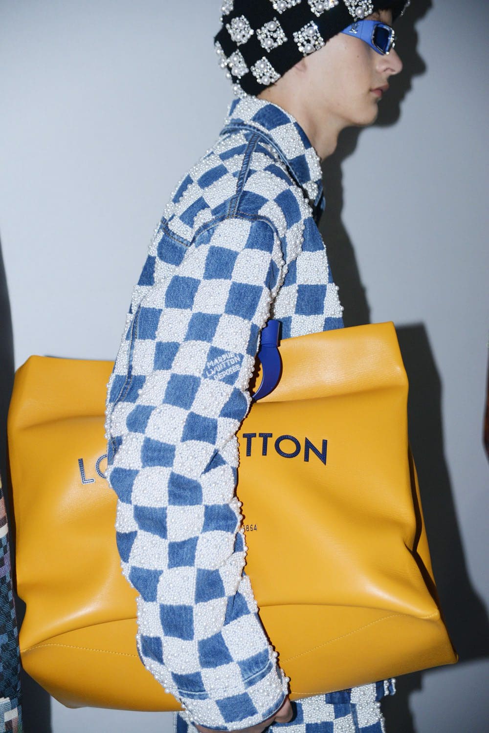 Details und Set von Louis Vuitton von Pharrell Williams Runway Magazin (4)