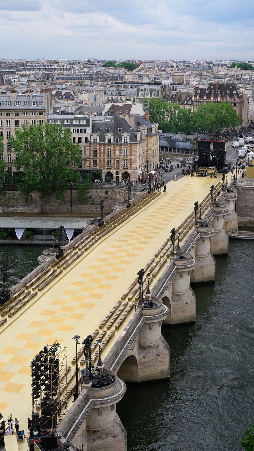 Details und Set von Louis Vuitton von Pharrell Williams Runway Magazin (40)