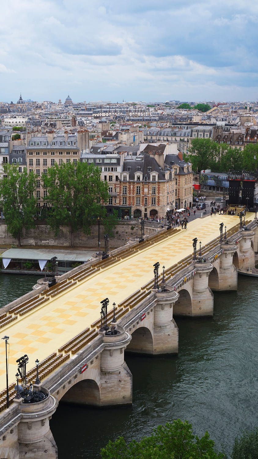 Details und Set von Louis Vuitton von Pharrell Williams Runway Magazin (41)
