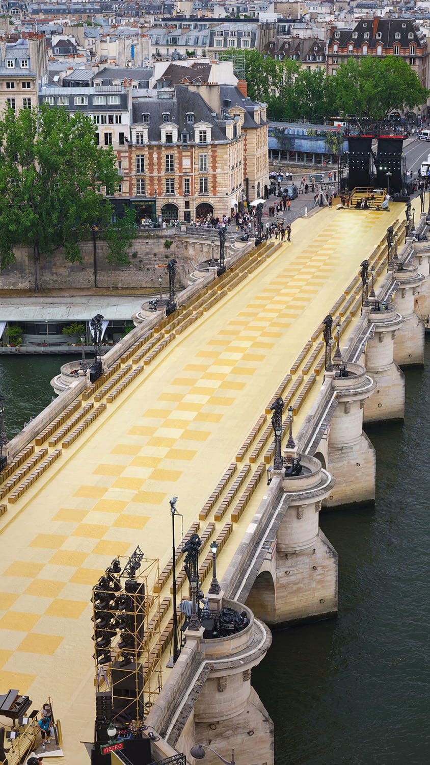 Details und Set von Louis Vuitton von Pharrell Williams Runway Magazin (42)