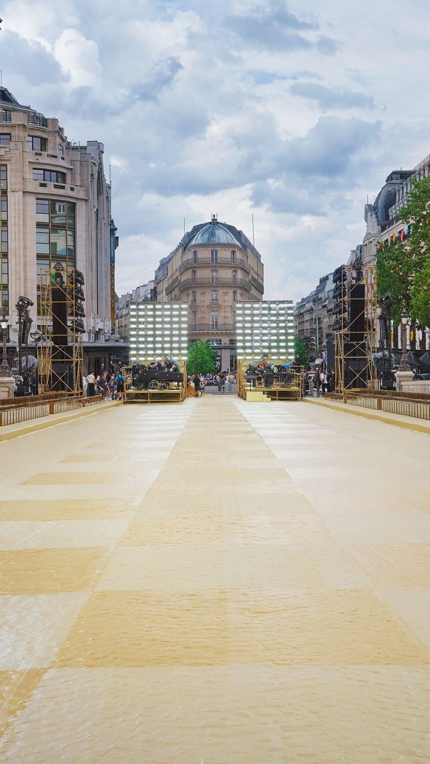 Details und Set von Louis Vuitton von Pharrell Williams Runway Magazin (43)