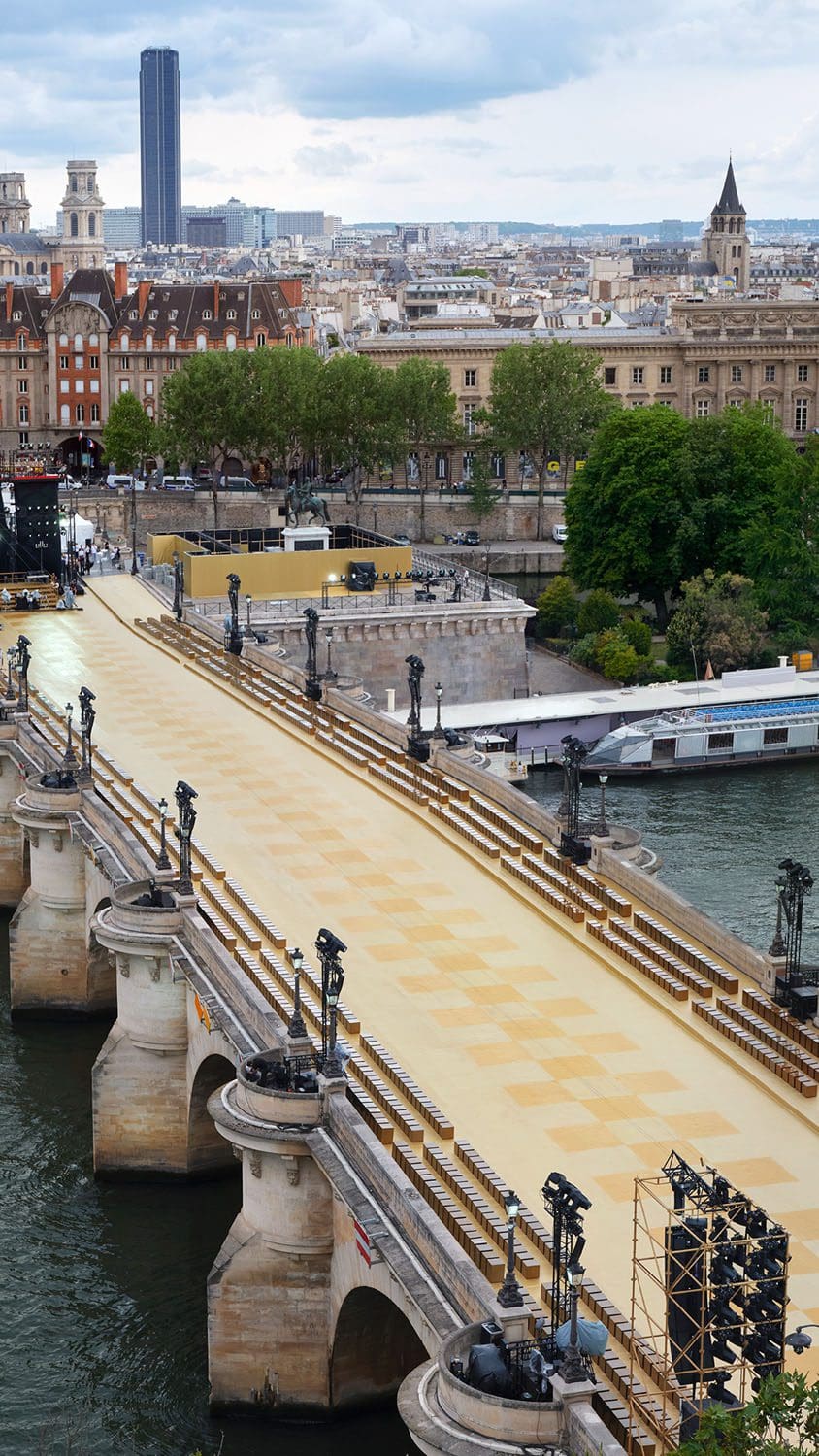 Details und Set von Louis Vuitton von Pharrell Williams Runway Magazin (44)
