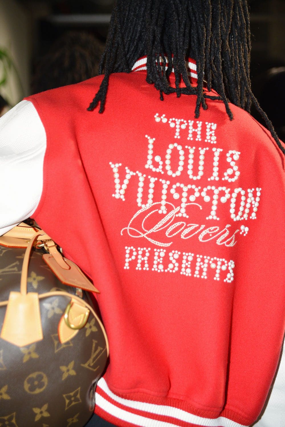 Details und Set von Louis Vuitton von Pharrell Williams Runway Magazin (5)