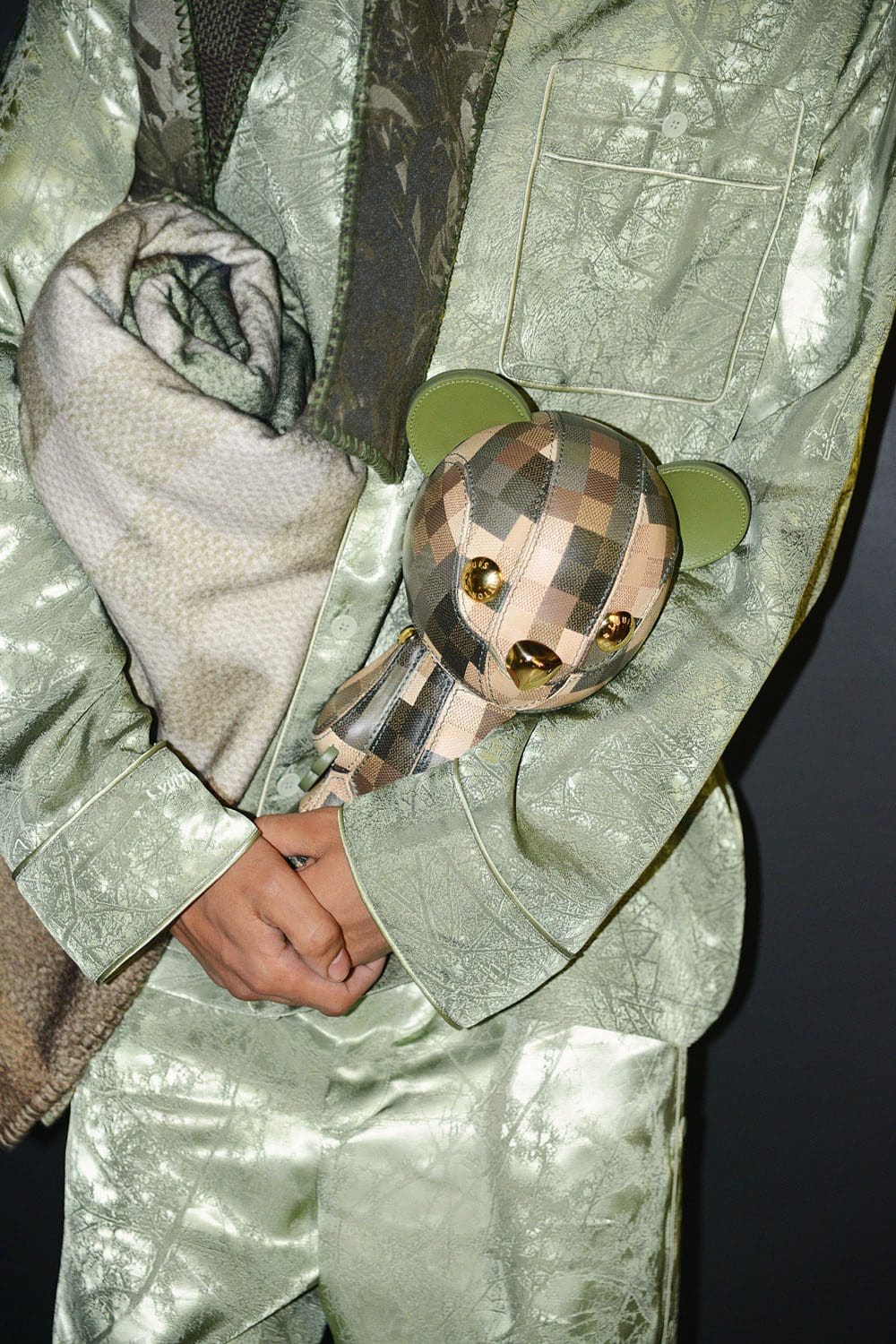 Details und Set von Louis Vuitton von Pharrell Williams Runway Magazin (6)